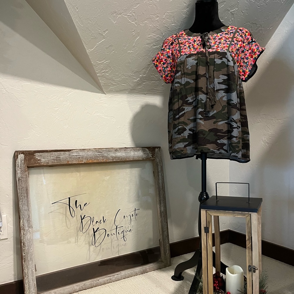 NWT Savanna Jane camo and floral embroidered short sleeve blouse